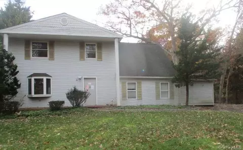 4 Evans St, Coram, NY 11727