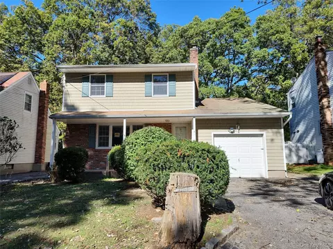 61 Pleasant St, Huntington, NY 11743
