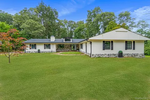32 Rustic Gate Ln, Dix Hills, NY 11746