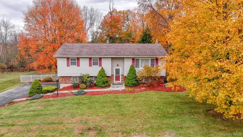 23 Maureen Dr, Wawayanda, NY 10940