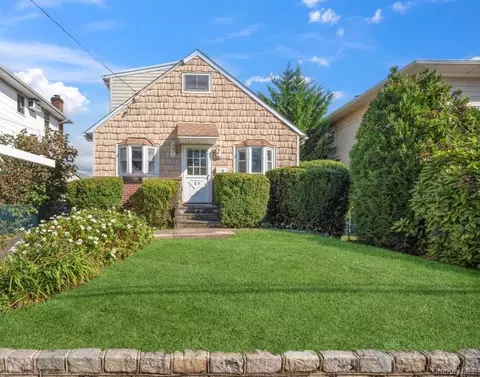 24 Hickory Rd, North Hempstead, NY 11050
