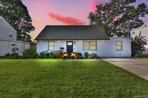 321 Brendan Ave, Massapequa, NY 11758