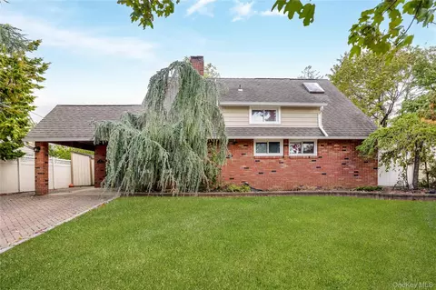 37 Angle Ln, Hicksville, NY 11801