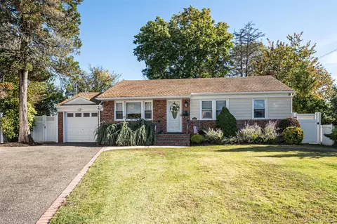 211 Gardner Ave, Jericho, NY 11753