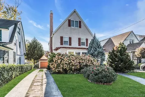 4172 Glenwood St, New York, NY 11363
