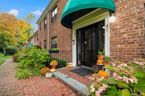 317 Main St #D, North Hempstead, NY 11576