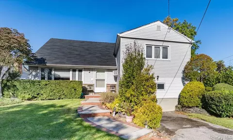 850 Ibsen St, Woodmere, NY 11598