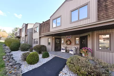 13 Meadowlark Cir, Peekskill, NY 10566