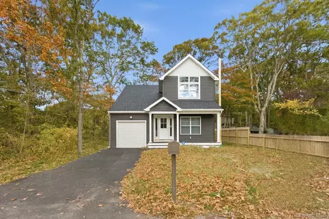 27 Pinewood Dr, Shirley, NY 11967