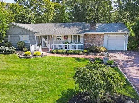 72 Mahogany Rd, Rocky Point, NY 11778