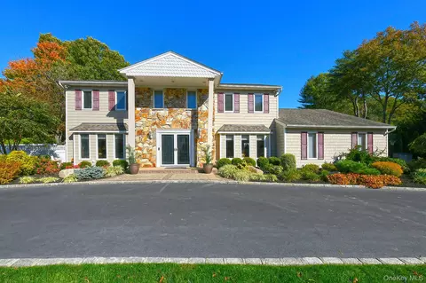 10 Burnham Ln, Dix Hills, NY 11746