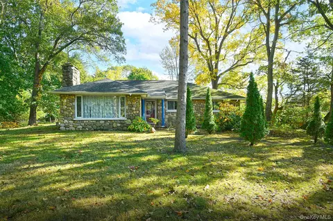 106 Iceland Dr, Huntington Station, NY 11746