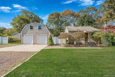 128 Lakeside Trl, Ridge, NY 11961