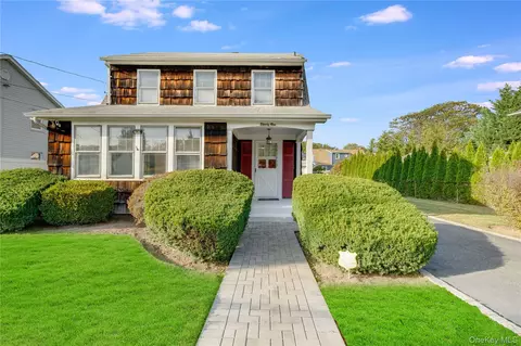 31 Chestnut St, North Hempstead, NY 11590