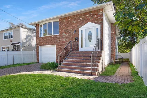 184 Wellesley St, Hempstead, NY 11550