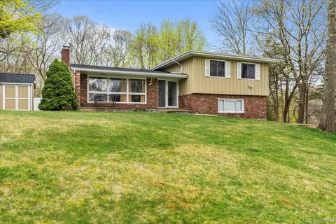 6 George Ct, Miller Place, NY 11764