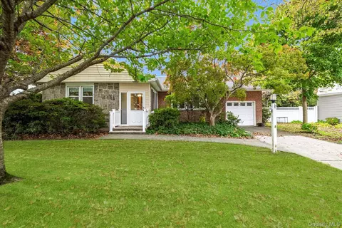 8 Keats Pl, Greenlawn, NY 11740