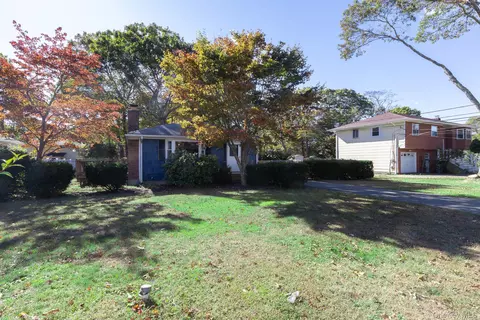 12 Applegate Dr, Mastic, NY 11950