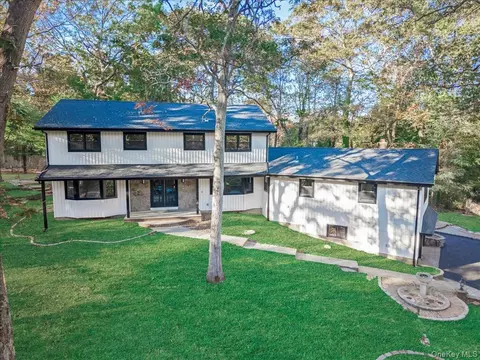 11 Gorham Ln, Dix Hills, NY 11746