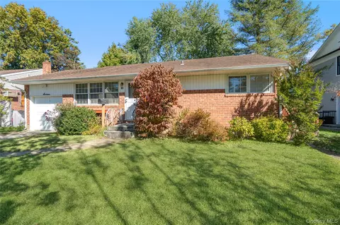 16 Forte Ave, Old Bethpage, NY 11804