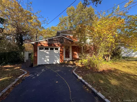 7 Pond Rd, Holbrook, NY 11741
