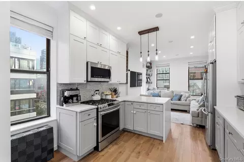 453 W 54th St #4A, New York, NY 10019