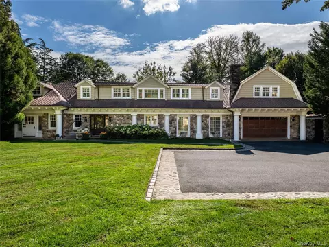 1054 Plandome Rd, North Hempstead, NY 11030