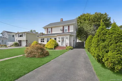 216 Jayne Ave, Patchogue, NY 11772
