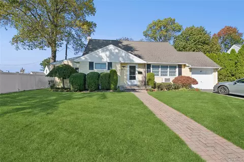 43 Briarcliff Rd, Westbury, NY 11590
