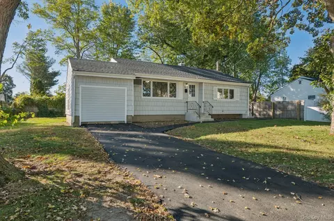 70 Heyward St, Brentwood, NY 11717