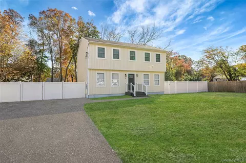 4 Flores Ln, Middle Island, NY 11953