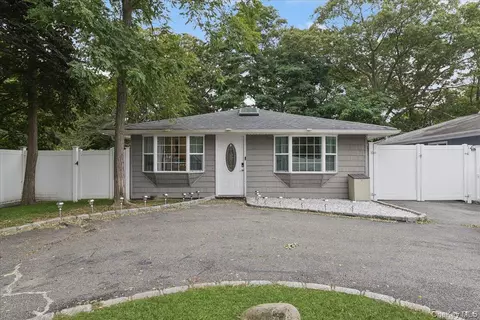 7 Pinetree Dr, Shirley, NY 11967