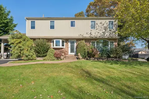 23 Windsor St, Islip, NY 11751