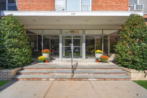 125 Main St #1T, North Hempstead, NY 11050