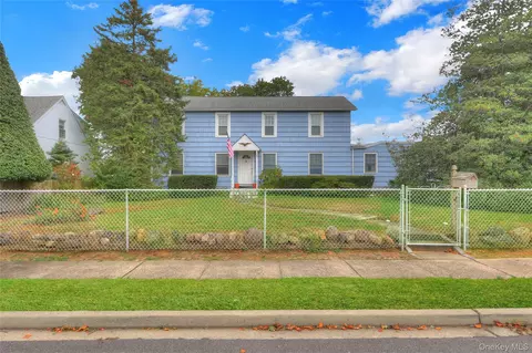 25 Sunnybrook Dr E, Oceanside, NY 11572