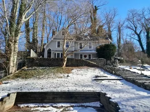 55 Woodhull Landing Rd, Sound Beach, NY 11789