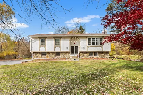 17 Tamarack Hill Dr, Poughkeepsie, NY 12603