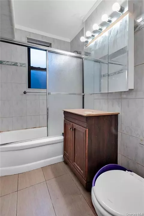 Bath - 2717 E 28th St #4E, Brooklyn, NY 11235 photo 1 of 2