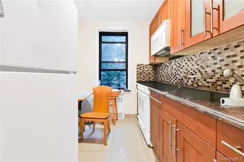Kitchen - 2717 E 28th St #4E, Brooklyn, NY 11235 photo 1 of 2