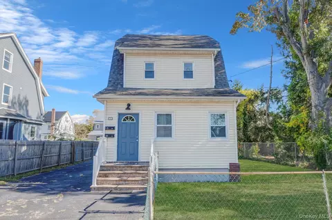 39 Chapman Pl, Bay Shore, NY 11706