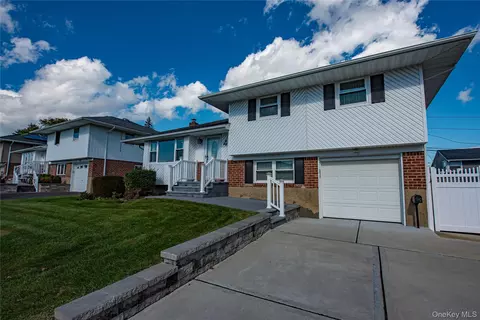 49 Spector Ln, Plainview, NY 11803