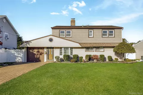 44 Sparrow Ln, Levittown, NY 11756