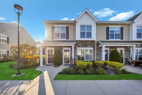17 Hunter Dr, Central Islip, NY 11722