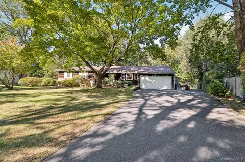 10 Printer Ct, Huntington Station, NY 11746