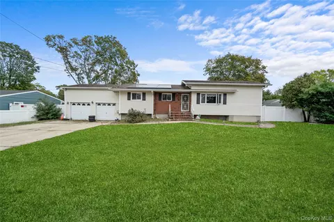 99 Brooklyn Ave, West Babylon, NY 11704