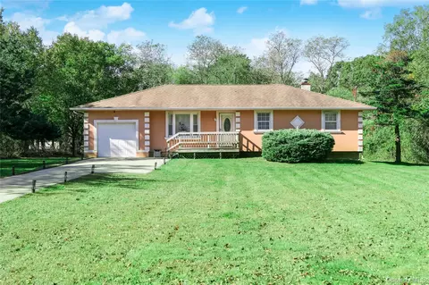 34 Wards Ln, Bellport, NY 11713