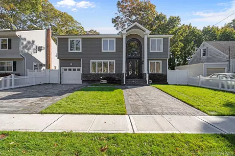 33 6th Ave, Massapequa Park, NY 11762