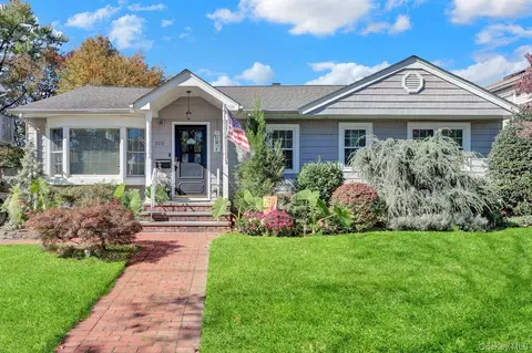 600 Dogwood Ave, Franklin Square, NY 11010
