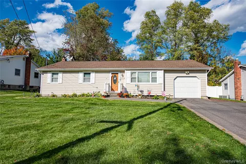 23 Wyandotte St, Selden, NY 11784