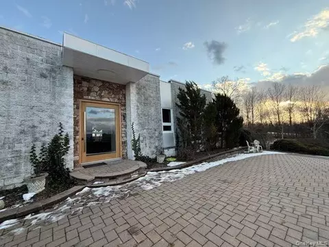 27 Westview Dr, Shawangunk, NY 12589 photo 3